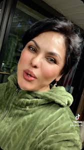 Gloria Robles's Instagram, Twitter & Facebook