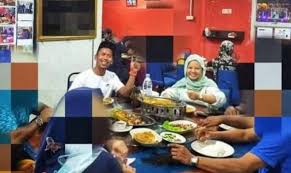 Katanya yang juga seorang usahawan, isterinya dimasukkan ke icu selepas tahap oksigen semakin tidak. Perjalanan Siti Sarah Shuib Ke Kelantan Diduga Staf Terlibat Kemalangan Dikompaun Pula Gara Gara Makan Semeja Kami Mohon Maaf Ini Pengajaran Untuk Kami Hiburan Mstar