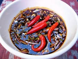 Tambahkan kecap manis, air jeruk nipis, dan daun kemangi, kemudian aduk sampai tercampur rata. Membuat Sambal Kecap