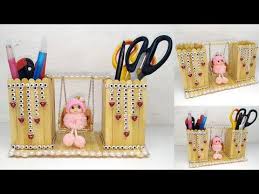 Kerajinan miniatur rumah dari stik es krim ini sangat populer di kalangan masyarakat khususnya pelajar. 196 Ide Kreatif Kreasi Stik Es Krim Popsicle Stick Craft Ideas Tempat Pensil Youtube Kerajinan Kelinci Tempat Pensil Popsicle