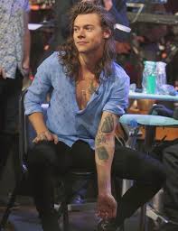 Tattoo Roulette Harry In 2020 Harry Styles Long Hair Harry Styles Photos Harry Styles Songs