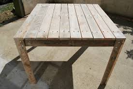 Table mange debout en palette. Table De Jardin En Palette Au Bout Du Bois