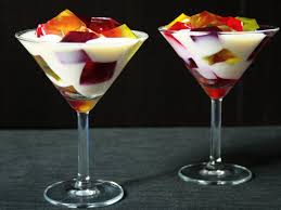 Uma gelatina bem colorida muito bonita visualmente e muito saborosa ao mesmo tempo, experimente esta deliciosa receita de gelatina coloque numa forma levemente untada com óleo; Gelatina Mosaico Sabor Brasil