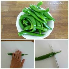 600 g di peperoncini verdi dolci, 250 di pomodorini, aglio, basilico, olio extravergine d'oliva e sale. Peperoncini Verdi In Padella Ricetta Il Cuore In Pentola