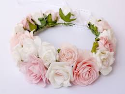 Coronas de flores diferentes estilos realizadas con flores secas naturales en combinación con flores artificiales textiles o de goma eva hechas a medida para no dudes de combinar flores y colores a tu gusto. Corona De Flores Coronas De Flores Para El Cabello Joyas En Forma De Flor Diademas Para Bodas