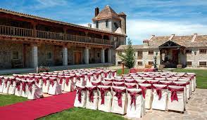 Aldea santillana es un espacio dedicado a celebraciones, bodas y reuniones de empresa, en un bello entorno natural a orillas del embalse del atazar. Aldea Santillana Hospicio De Reyes Y Marqueses Guia Singular