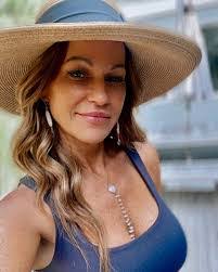 Shannon Lohnes's Instagram, Twitter & Facebook