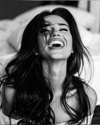 Igenis kell, hogy lelkünkben mindig gyermekek maradjunk. Nevetni, játszani,  őszintén adni. Feltétel nélkül szeretni és hinni abban, hogy valóban szép a  világ." ~ Baráth Noémi