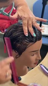 TALLER COSMETOLOGÍA 💇🏻‍♂️ DEMOSTRACIÓN, La Profa. Iris Mercado del Taller  de Cosmetología realiza una demostración a sus estudiantes del Grado X.  Esta les enseña la forma de cómo hacer un peinado ...