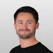 Excited to share that I've been selected as one of LinkedIn's 2025 Sales  Beacons!