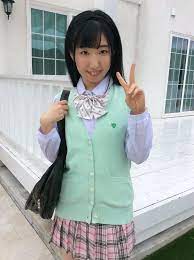 片山茉希 グリーンなベストのプリスカ制服画像