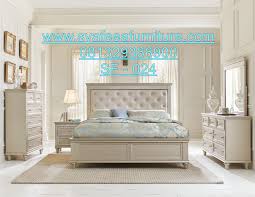 Karpet bergaris dengan beberapa warna membuat kamar tidak terkesan polos. Tempat Tidur Minimalis Elegan Model Sederhana Syafeea Furniture Jepara Syafeea Furniture Jepara