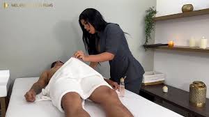 masaje con final feliz, cachonda masajista puta se folla a sus pacientes -  Rosxy Gutierrez & Dani Clark - XNXX.COM