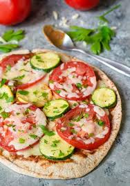 July 22, 2015 by ciara attwell, updated november 10, 2020. Easy Veggie Pita Pizza Quick And Healthy Wellplated Com