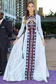 Firenze linen dress with feathers orange shells. Mairh Katrantzoy H Idiofyhs Sxediastria Modas Poy Katekthse Thn Pagkosmia Biomhxania Ths Modas Ellines Com