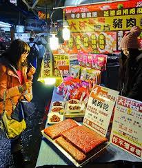 台北松山 饒河夜市 饒河街夜市 食尚玩家推薦必吃美食懶人包 侏儸紀醬汁魷魚 陳董 金 林三兄弟 十全藥燉排骨 福州世祖胡椒餅 口袋吐司 大汗肉乾 廟口豬血糕 彩虹貓冰屋 一級棒烤玉米 老芋仔芋頭酥