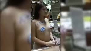 In der tabelle bleiben die niedersachsen auf rang 14, punktgleich mit den mindenern. Verkauferin Bedient Kunden Oben Ohne Video