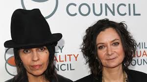 Sara gilbert didn't miss roseanne barr's snub in 'the washington post,' where the former sitcom star accused her tv daughter of destroying her 'life' and their old sitcom. Nach Roseanne Aus Wird Sara Gilbert Star Eines Spin Offs Promiflash De