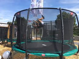 Das hüpfen macht gute laune und die kinder werden überschüssige energie los. Kindertrampolin Jetzt Im Sommer Der Hit Bei Den Kids