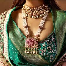 Here is a ravishing collection of the latest indian bridal jewelry for all the gorgeous future brides who are up for looking beautiful jewelry for their wedding. 22 Exquisite Jewellery Combinations For Indian Brides Bridal Necklace Ideas Shaadisaga