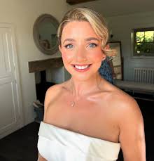 Ellie 💕 what a beautiful bride! A gorgeous morning @middletonlodge A few  key products used @armanibeauty luminous silk @charlottetilbury unreal skin  @hourglasscosmetics glossy balm @maccosmetics give me sun @tatti_lashes  everyday wispy
