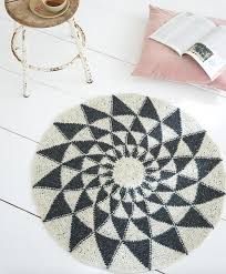 Ein kleiner trick am anfang der zweiten. Anleitung Runder Teppich Mit Schonem Muster Wunderweib