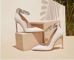 We offer you the latest trends in fashion coupled with an effective and convenient online shopping experience from the comfort of your own home. Guess