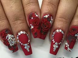 Facil diseño de uñas flores rojo y dorado youtube. Unas Rojas Con Flor Maravilloso Unas Acrilicas Rojas Manicura De Unas Unas De Gel Brillantes