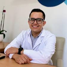 Ortopedista y Traumatólogo - Cirugía de Columna - Dr. Alejandro Miguel Zambrano