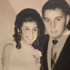 AMOR VERDADERO! La chef Doris Goldgewicht (@dorisgoldgewichtcr) buscando  entre sus fotos encontró un hermoso recuerdo de su graduación donde aparece  junto a su difunto esposo el cual falleció hace 11 años. Aunque