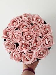 1 110 tykkäystä · 3 puhuu tästä. Check Out This Item In My Etsy Shop Https Www Etsy Com Uk Listing 700655928 Diamante Rose Hat Box Hatboxes Flow Rose Hat Flower Arrangement Designs Hat Boxes