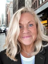 Julie Batten's Instagram, Twitter & Facebook