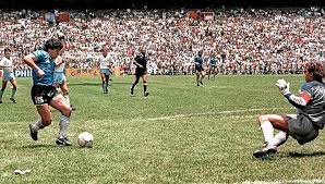 Ahí la tiene maradona, lo marcan dos, pisa la pelota maradona, arranca por la derecha, el genio del fútbol mundial. Pcnfslvzr3x7dm