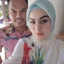 Sarita abdul mukti terus menerus dihantam masalah mengenai masa lalunya. Suami Jennifer Dunn Marah Karena Sarita Abdul Mukti Sebut Bayar Utang Rp 30 Miliar Showbiz Liputan6 Com