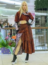 Desde hace años elige este look, pero en las últimas horas ha sorprendido a sus seguidores de instagram con una renovación total de su estilo. Vesta Lugg Viste La Calle