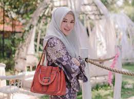 Street style fashion ala hijabers adira sulahadi kini ditampilkan lewat aplikasi kemeja oversized bermotif stripes. 13 Inspirasi Outfit Hijab Ala Korea Agar Ootd Semakin Stylish Updated 2020 Bukareview