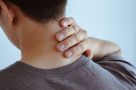 Rasa nyeri ini pun disebabkan beberapa hal, di antaranya adalah jika saat menggerakkan otot, leher kamu terasa sakit, hentikanlah sesaat. Leher Hitam Atasi Dengan Cara Mudah Ini Hello Sehat