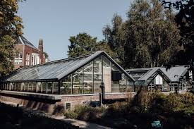 De qué forma los pagos que recibimos afectan al orden en que se muestran los precios. Botanical Garden Wedding Hortus Amsterdam Sjoerd Booij Photography