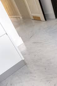 belgisch hardsteen raamzaag keramiek keuken kitchen woonkamer living natuursteen naturalstone vloer floor floor vloeren marmeren tegels keuken vloeren