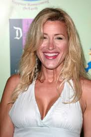 Jennifer Coolidge Las Llegadas Para Los Crystal Lucy Awards 2005 — Foto  editorial de stock #268149084 ©everett225