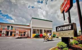Stay At The Thunderbird Inn In Savannah Ga With Dates Through January Thunderbird Inn Savannah Chat Travel And Leisure
