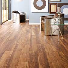 Hickory laminate flooring with a floor thickness of 8 mm is one of the cheaper options in our offer. Apalachian Hickory Laminate Engineered Flooring