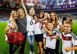 Damit steht auch fest, wer die deutschen spielerfrauen 2018 sind. Einmalig Das Wm Trikot Mit Den Unterschriften Der Spielerfrauen