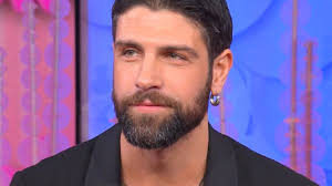 Gli appassionati possono godersi due nuove repliche dell'undicesima stagione, che la tv. Chi E Gilles Rocca Il Concorrente Dell Isola Dei Famosi 2021