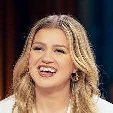 Kelly Clarkson's Instagram, Twitter & Facebook