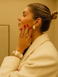 O verde oliva chega para enriquecer a paleta do nosso icônico bracelete,  trazendo harmonia para composições com tom terrosos. Uma cor versátil,  elegante e cheia de personalidade. Perfeita para quem ama um