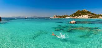 A água em capriccioli possui todos os tons de azul que o olho humano consegue distinguir. Costa Smeralda Italian Cultural Centre