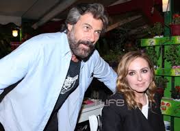 Πολλοί δε θυμούνται πως η κοραλία καράντη και ο τζώννυ καλημέρης υπήρξαν ζευγάρι κι όμως υπήρξαν και μάλιστα έχουν αποκτήσει κι έναν γιο! To Mproysko Bghke Gia Deipno Fwtografies