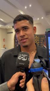 Kendry Páez lanzó hoy su propia marca de ropa. Un emprendimiento familiar.  Hoy conversó sobre lo que significa ser un joven emprendedor y levantarse  de los errores a su corta edad. Aquí