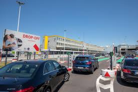 Er komen specifieke vervoersdiensten voor burgers die niet op eigen houtje naar het vaccinatiecentrum kunnen. Vaccinatie Op Brussels Airport Is Gratis Maar Parkeren Niet De Standaard Mobile